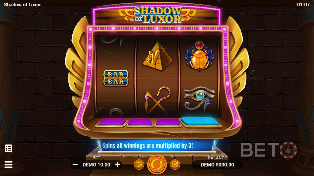 Három tárcsás nyerőgép klasszikus és tematikus szimbólumokkal. Shadow of Luxor