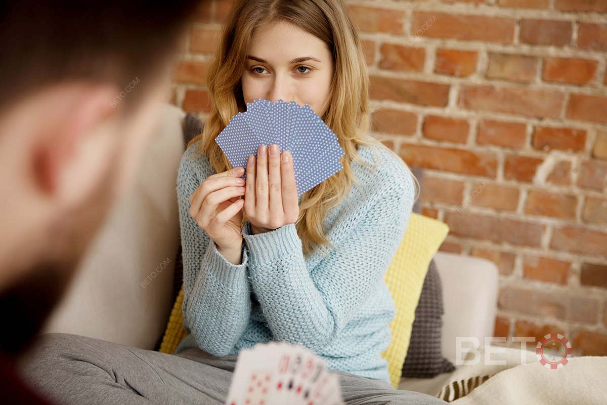 Élvezze az egyszerű és könnyen játszható kártyajátékokat a családdal és a barátokkal
